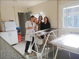 Büro Yönetimi ve Yönetici Asistanlık Öğrencileri, yaralı sokak hayvanı yavru kediyi Çınarcık Belediyesi Veterinerlik İşleri Müdürlüğüne teslim ederek yardım ettiler.